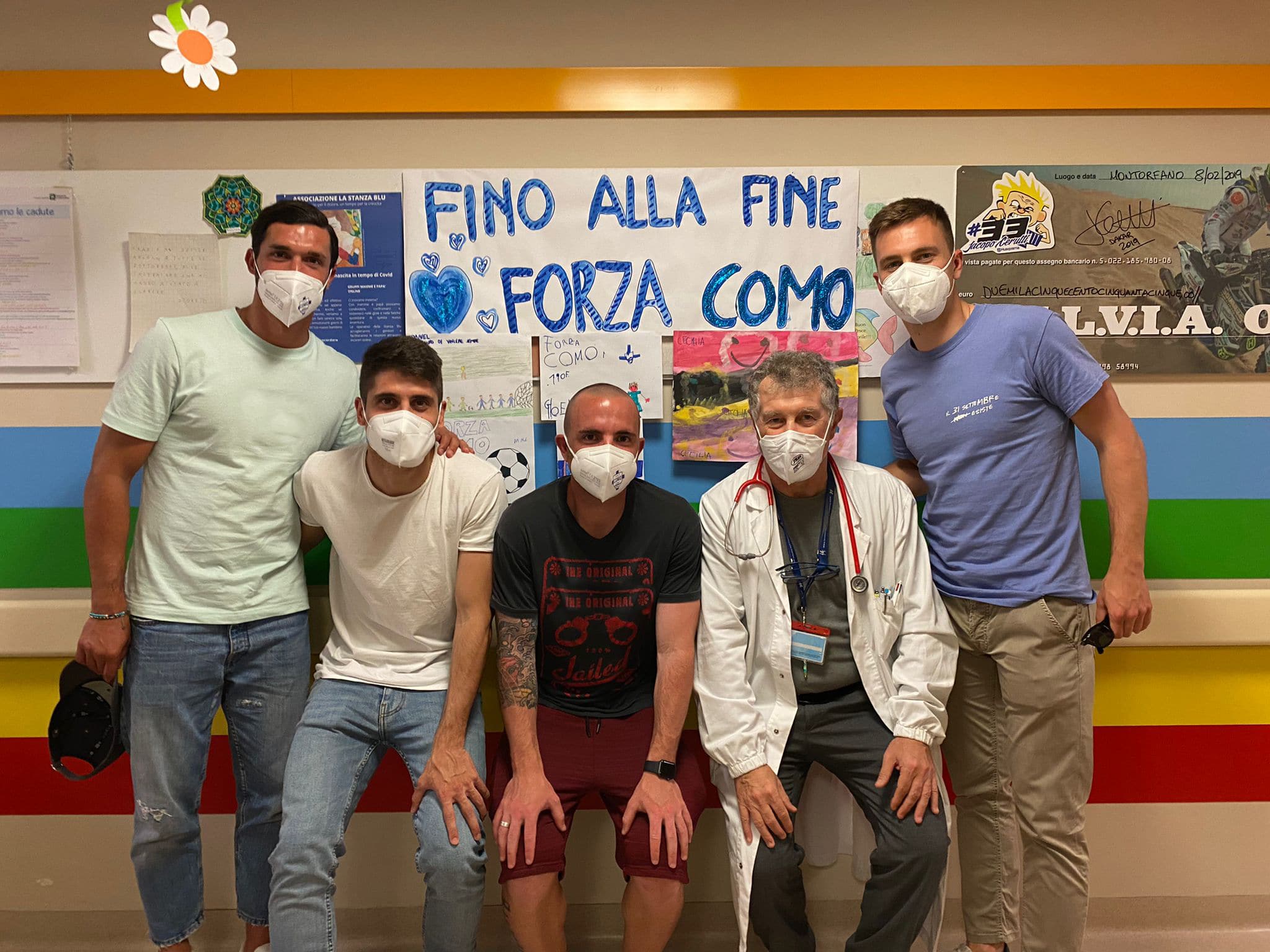 The footballers visiting the pediatrics of the Sant’Anna hospital